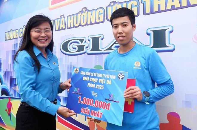 Trao 300 suất quà cho công nhân ở Đồng Nai trong Tháng công nhân 2025