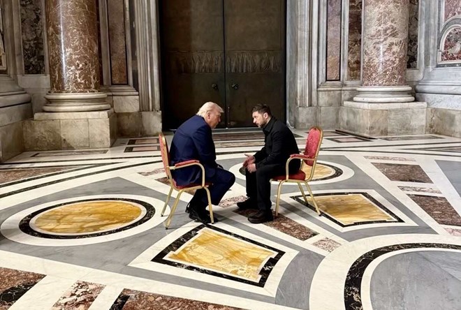 El presidente de los Estados Unidos, Donald Trump, se reune con el presidente de Ucrania, Volodymyr Zelensky, en el Vaticano, el 26 de abril de 2025. Foto de la Casa Blanca