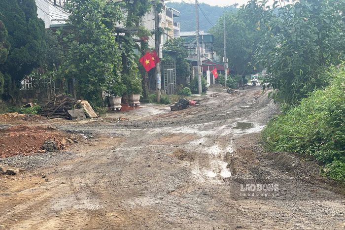 Tuyen duong 10.10 tai thi tran Bat Xat da xuong cap nghiem trong. Anh: Dinh Dai