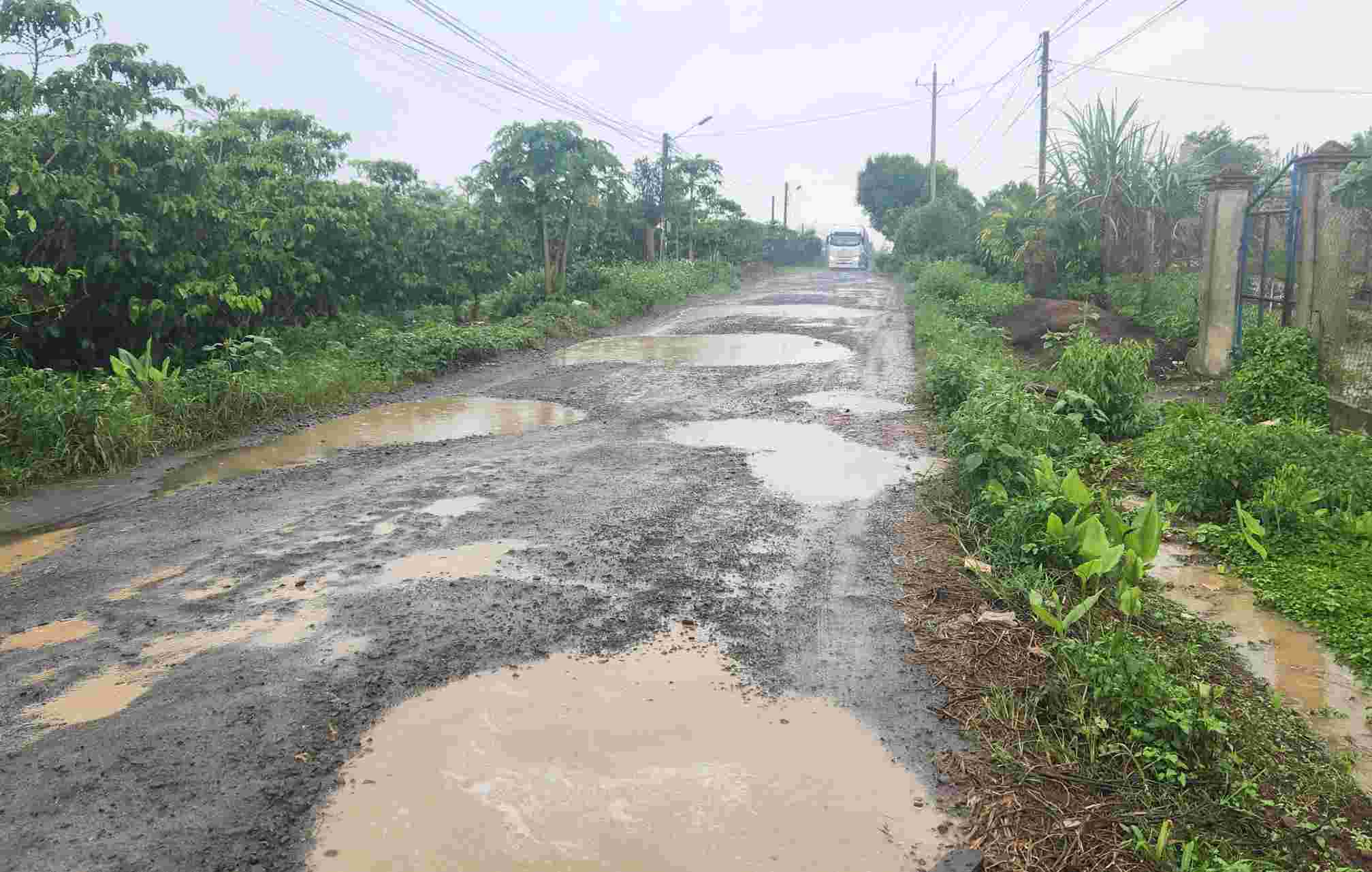 People have paid for the counterpart for nearly 10 years, the inter-commune road in Lam Dong is still dusty and muddy. Photo: Lam Hong