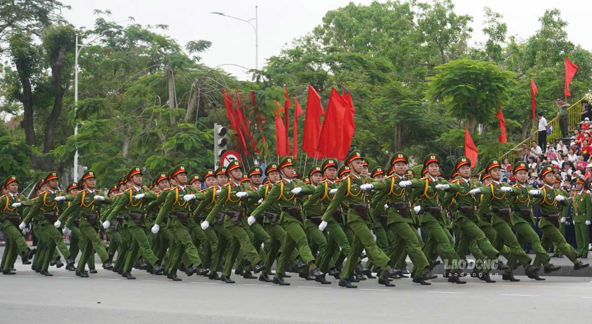 Khoi Cong an TP Hai Phong tham gia duyet doi ngu. Anh: Mai Dung