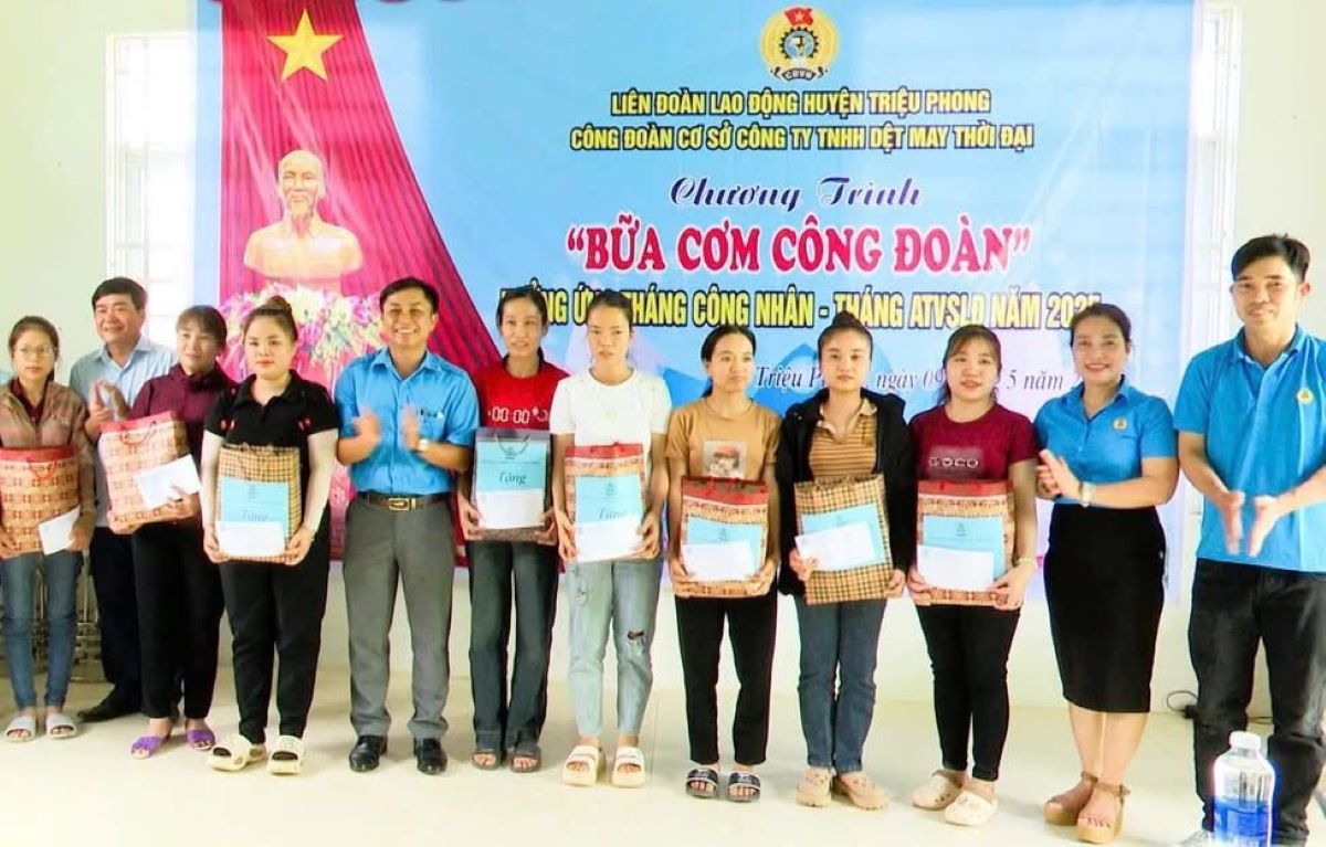 Los lideres del Comite Popular del Distrito de Trieu Phong y la Federacion Laboral del Distrito de Trieu Phong presentaron obsequios a los trabajadores en el Programa de comidas sindicales. Foto: Han Nguyen