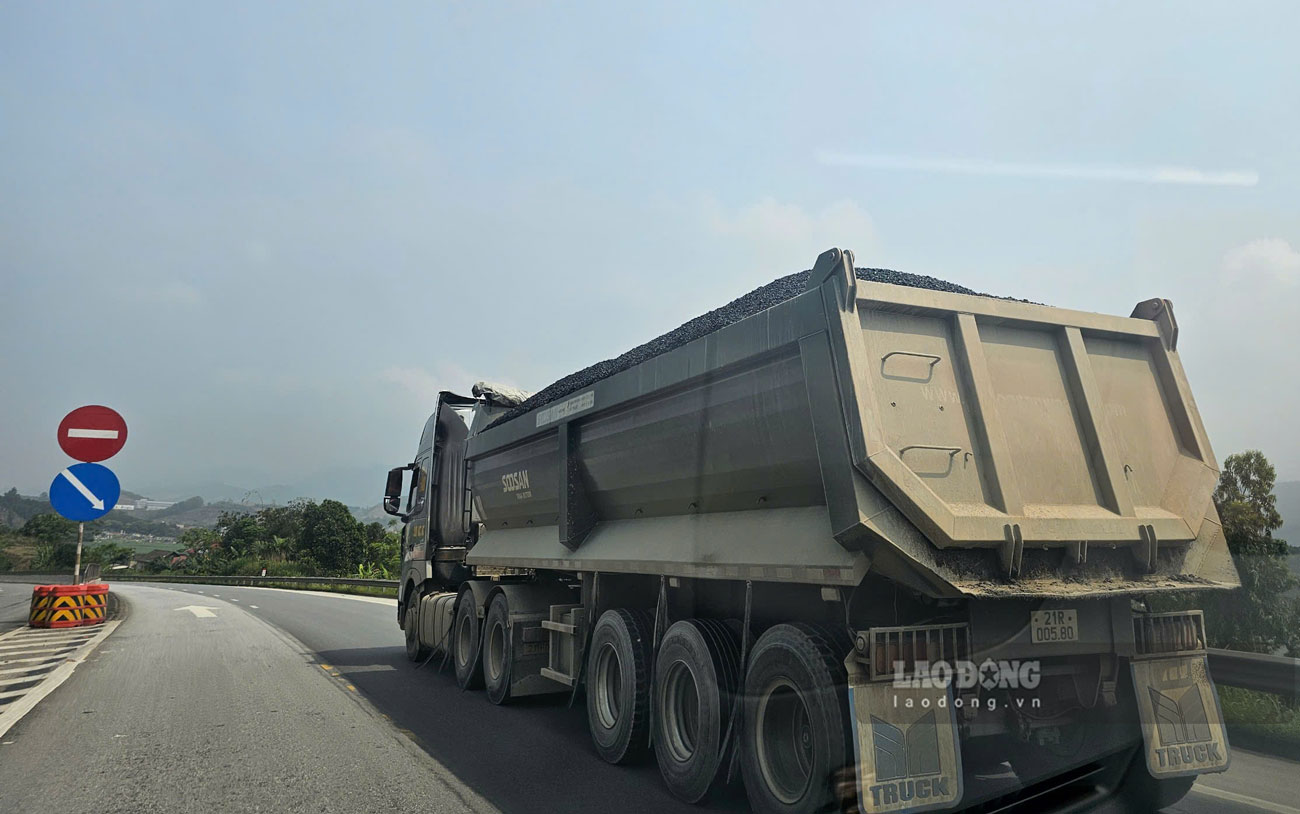 Nha thau su dung xe co dau hieu qua kho, qua tai trong cho vat lieu phuc vu thi cong sua mat duong cao toc Noi Bai - Lao Cai. Anh: Dinh Dai