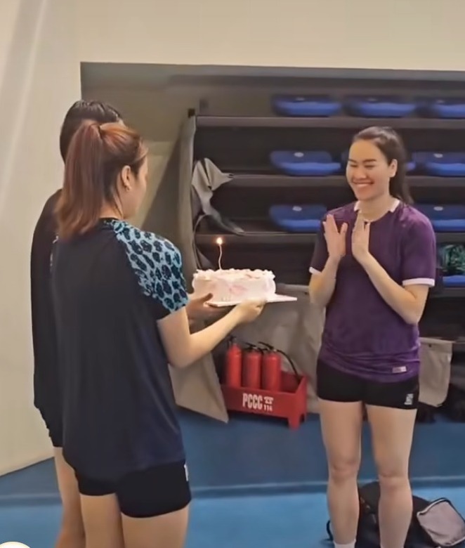 Nguyen Trinh don sinh nhat cung dong doi tuyen bong chuyen nu Viet Nam. Anh: Cat tu video