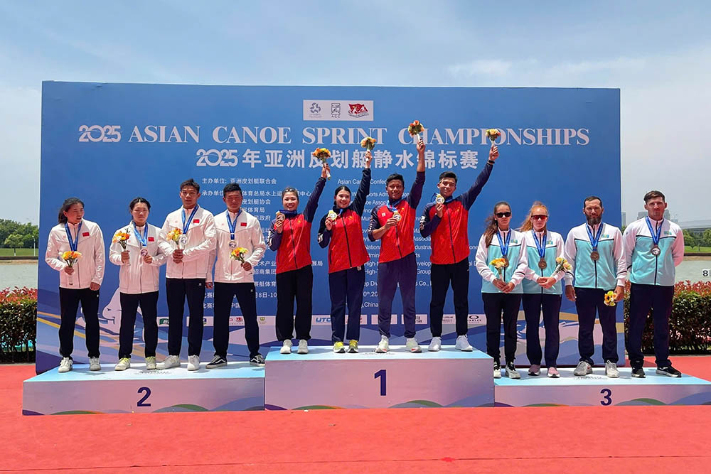 Phạm Hồng Quân, Bùi Thị Yến, Ma Thị Thúy và Hiên Năm mang về tấm huy chương vàng cho canoe Việt Nam ở giải châu Á. Ảnh: Cục TDTT