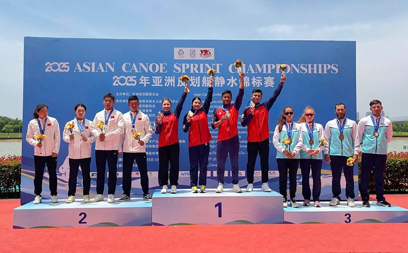 Pham Hong Quan, Bui Thi Yen, Ma Thi Thuy and Hien Nam brought home the gold medal for Vietnamese canoes at the Asian tournament. Photo: Department of Sports and Physical Training