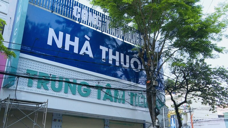 Bang hieu quang cao vuon gan cay xanh, gan day dien tiem an nguy co mat an toan. Anh: Vien Nguyen.