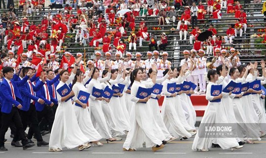 TP Hải Phòng tổng duyệt Chương trình duyệt đội ngũ và diễu hành quần chúng kỷ niệm 70 năm Ngày Giải phóng thành phố. Ảnh: Mai Dung