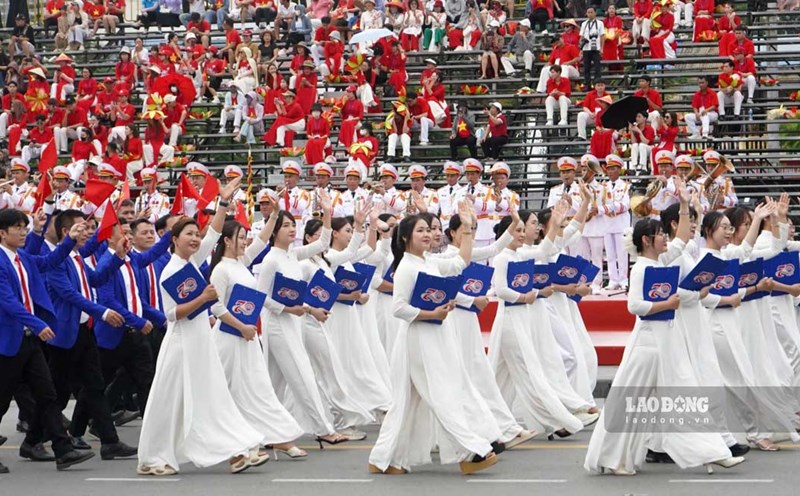 Hai Phong City reviews the Team approval program and mass parade to celebrate the 70th anniversary of the City Liberation Day. Photo: Mai Dung