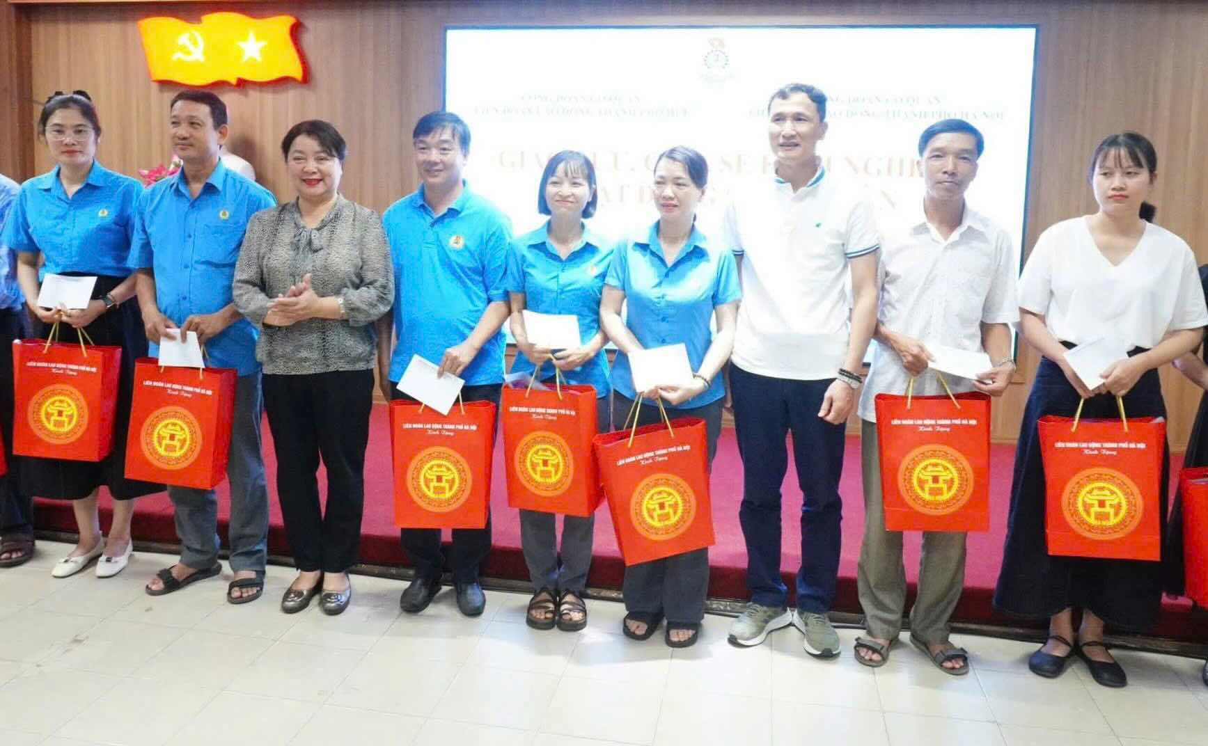 Union members in Hue receive gifts from the Hanoi City Labor Federation. Photo: H. Hien.