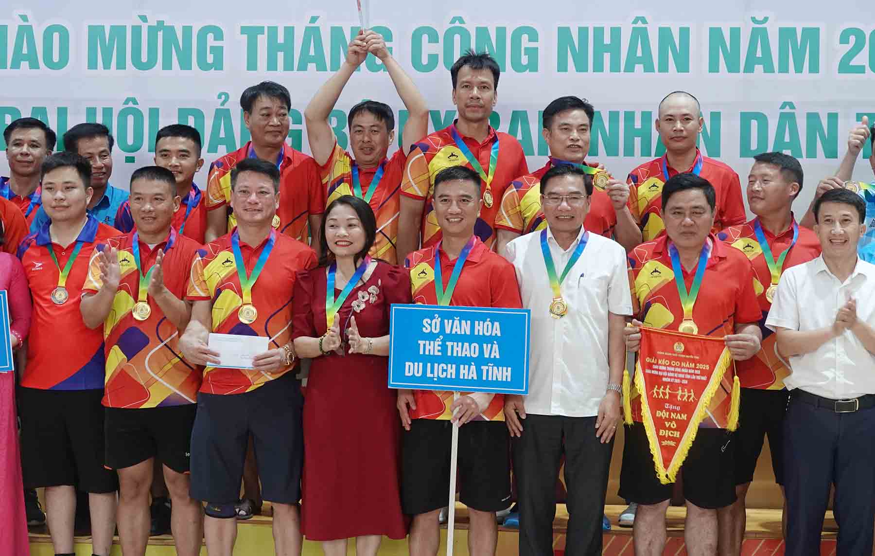 Trao giải nhất môn kéo co nam cho Sở Văn hóa, Thể thao và Du lịch. Ảnh: Trần Tuấn.