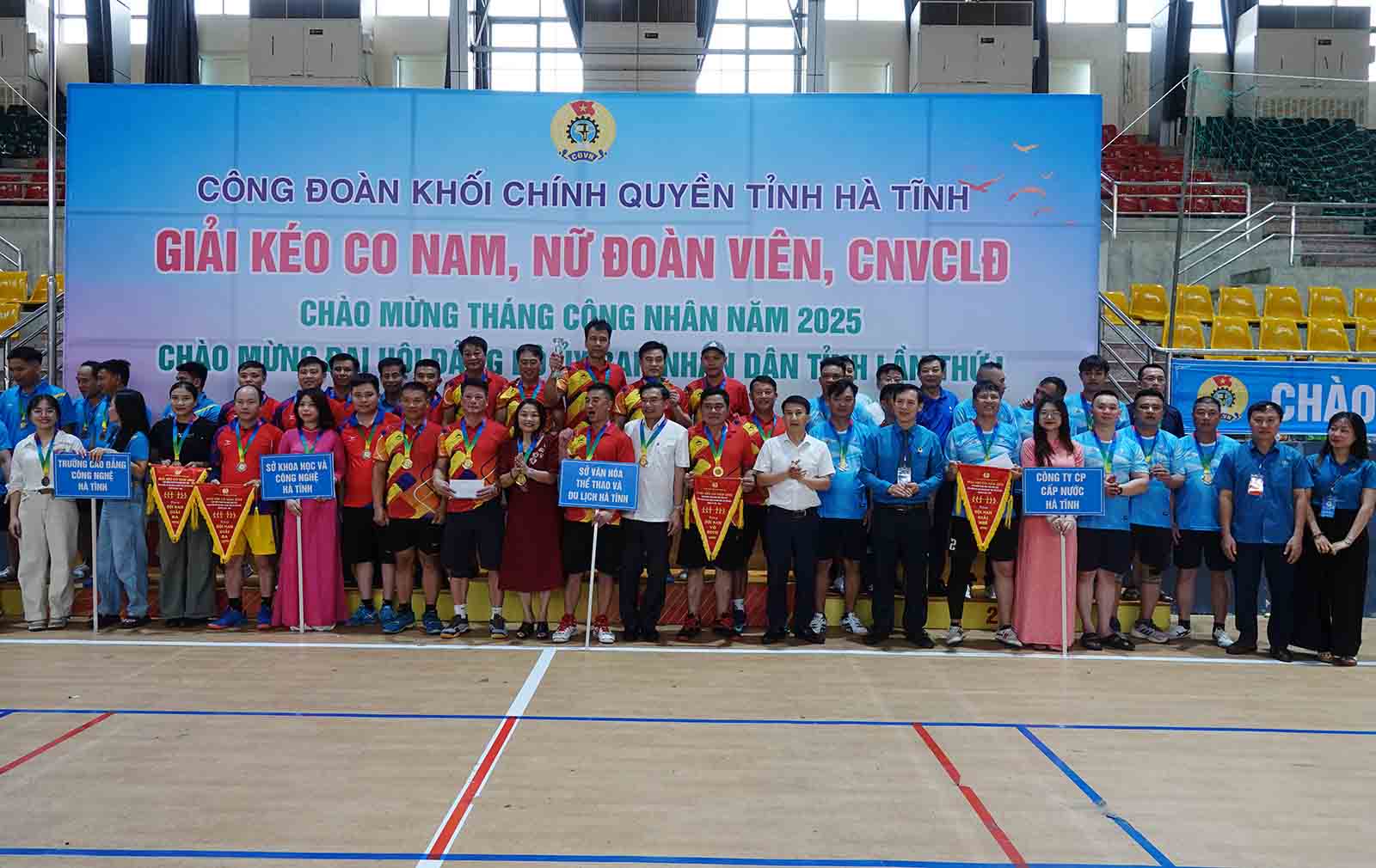 Trao giải cho các đội nhất, nhì và đồng giải ba môn kéo co nam. Ảnh: Trần Tuấn.