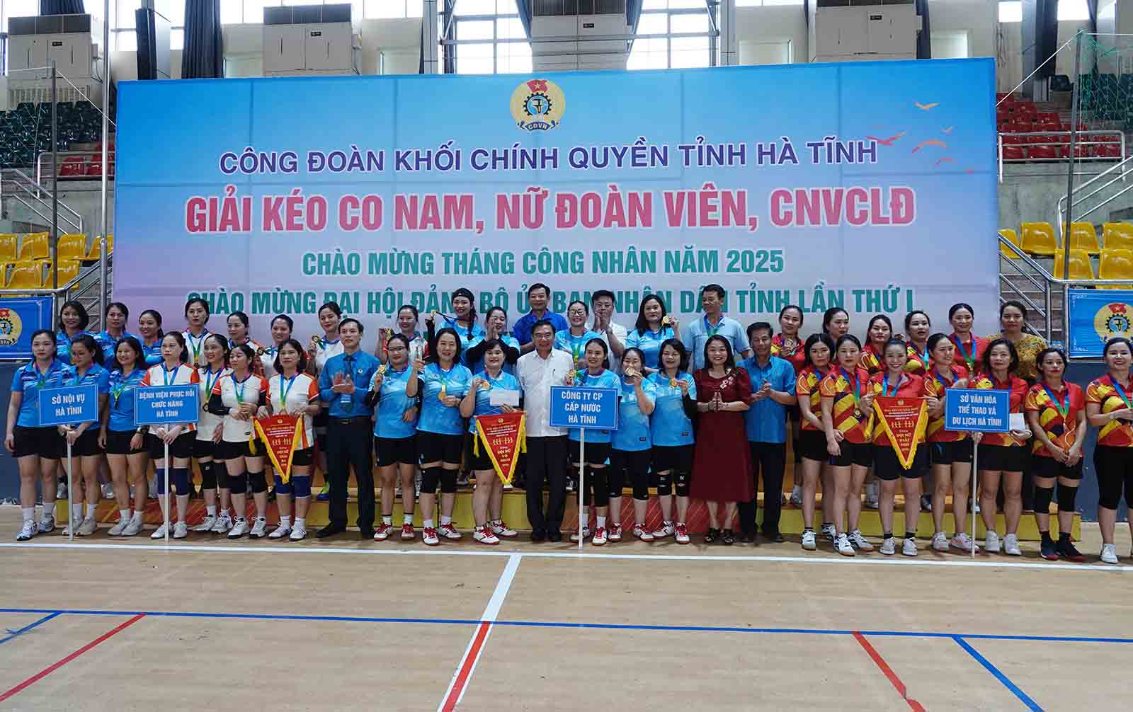 Trao giải cho các đội nhất, nhì và đồng giải ba môn kéo co nữ. Ảnh: Trần Tuấn.