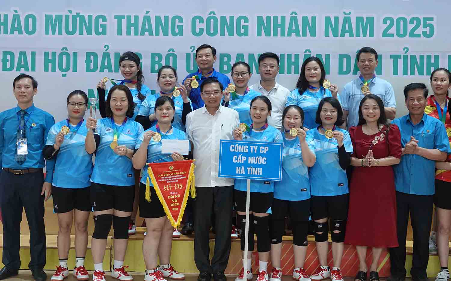 The women's tug of war team of the Ha Tinh Water Supply Joint Stock Company's Trade Union won first prize. Photo: Tran Tuan.
