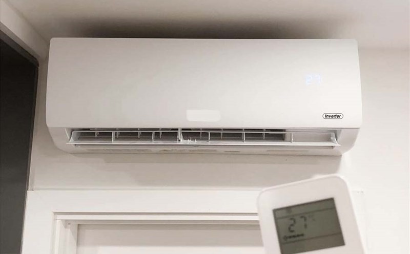 Air conditioners help cool down in the summer, but for the elderly, they pose many health risks if not used properly, especially related to the heart and joints. Photo: Duc Manh