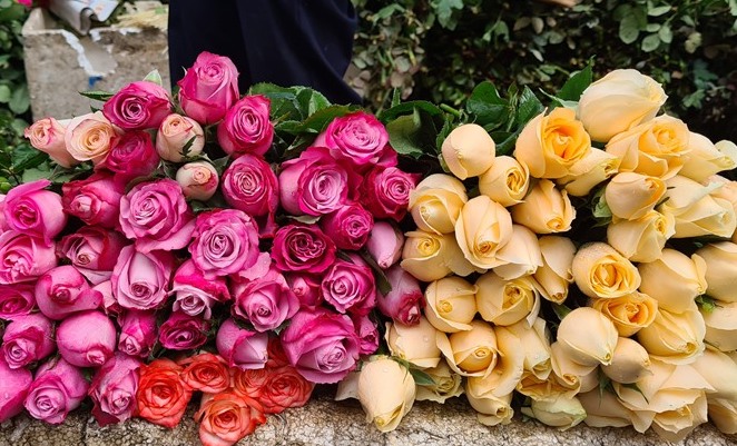 Children often give their mothers meaningful gifts on Mother's Day. Photo: Vu Long
