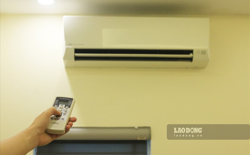 Air conditioners are often considered the culprit of consuming electricity, but in reality, some other devices consume more electricity if not used properly. Photo: Khanh An