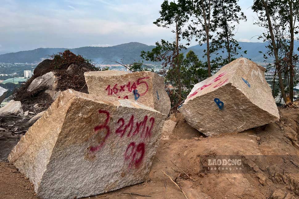 Lực lượng chức năng phát hiện nhiều tảng đá lớn vừa được các đối tượng khoan cắt dang dở. Ảnh: Hoài Phương
