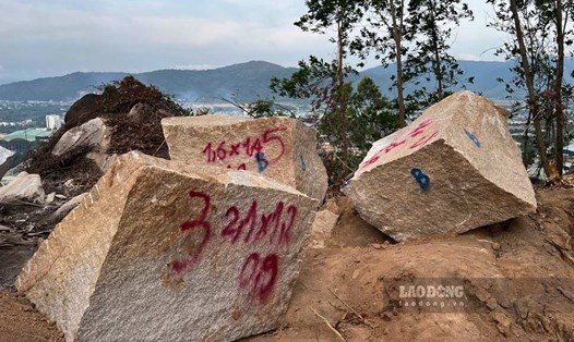 Lực lượng chức năng phát hiện nhiều tảng đá lớn vừa được các đối tượng khoan cắt dang dở. Ảnh: Hoài Phương