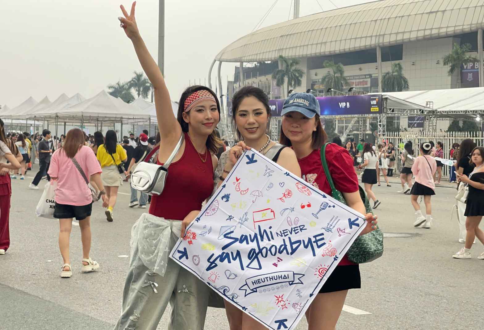 Chi Nguyen Thi Thu (ngoai cung ben trai) va ban be o dem dien thu 6. Anh: Hoang Hue