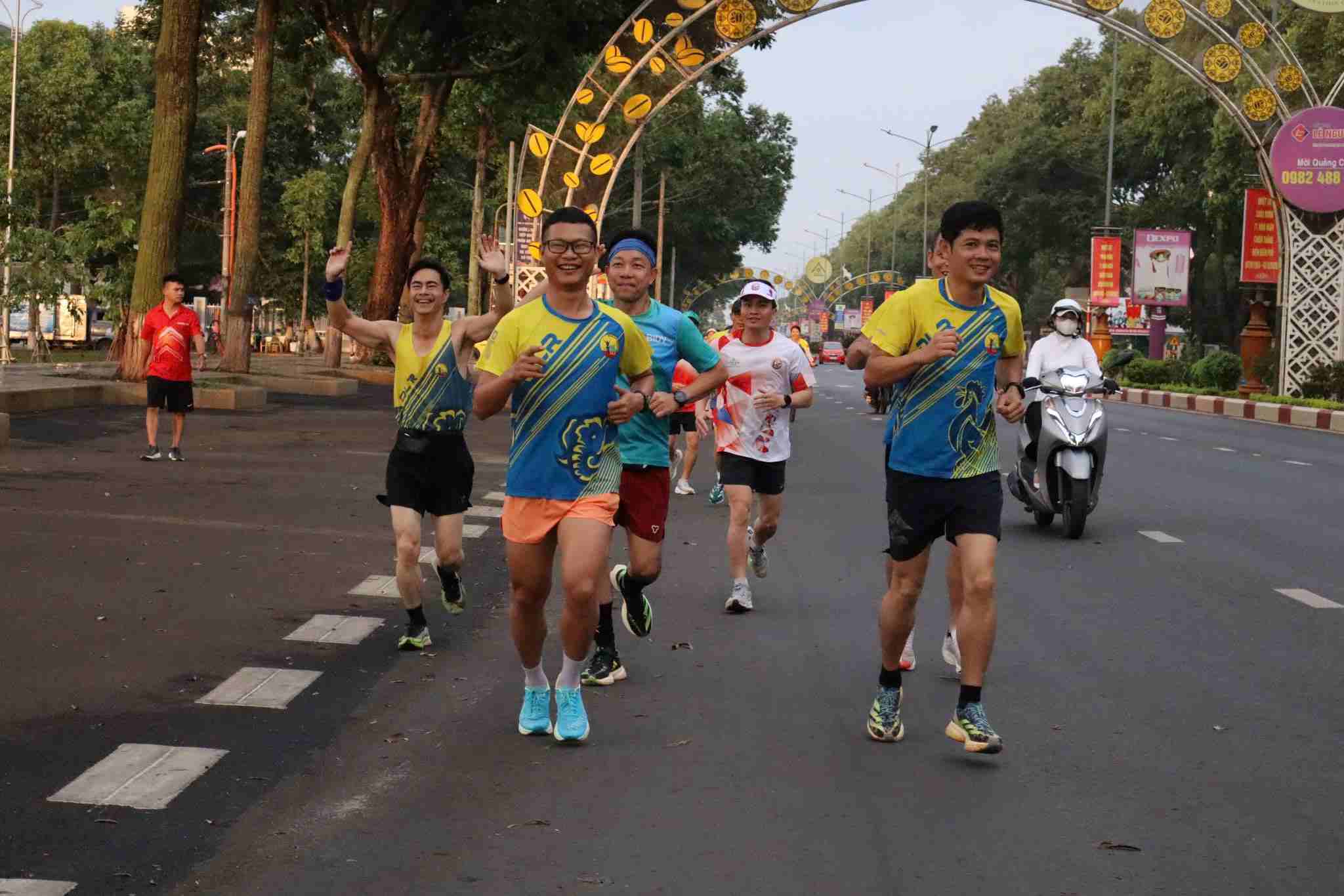 Athletes participating in the running program exceeding 200km to respond to the fog of merging Dak Lak and Phu Yen provinces. Photo: Bao Lam