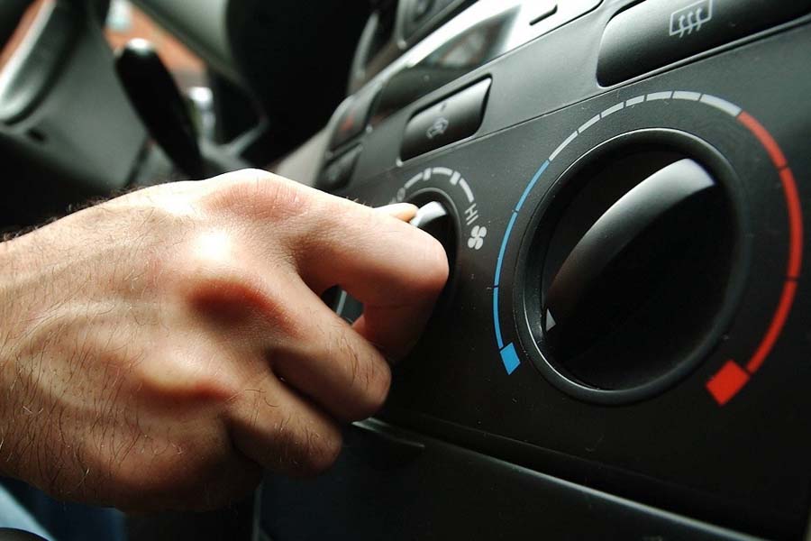 El uso correcto del aire acondicionado no solo es un sistema de refrigeracion eficaz, sino que tambien ayuda a evitar la sequedad de la piel y los dolores de cabeza que se producen cuando se viaja lejos en un clima de verano intenso. Imagen de Fujifilm