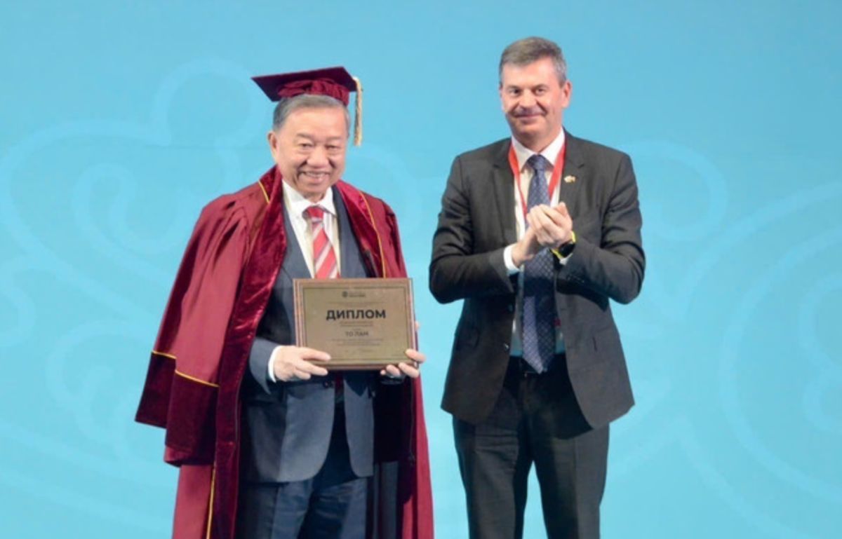 The President of the Academy awarded General Secretary To Lam the title of "Honourary Professor" of the Academy of Public Administration and National Economics under the President of the Russian Federation. Photo: VNA