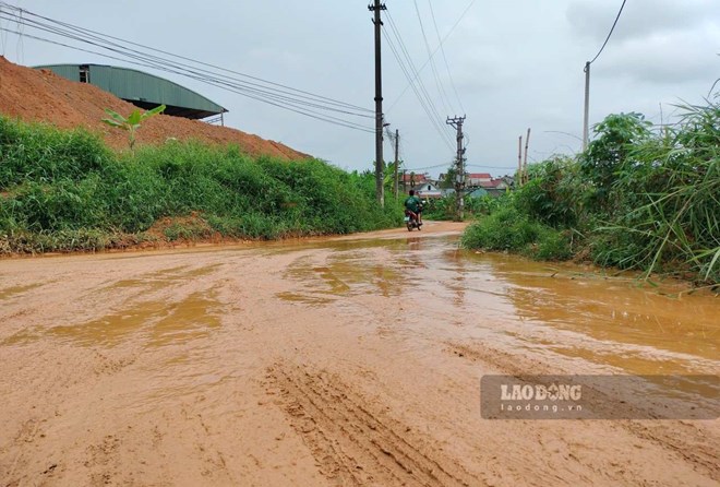 Nhà máy gạch tập kết đất cao như núi, đe dọa cuộc sống người dân