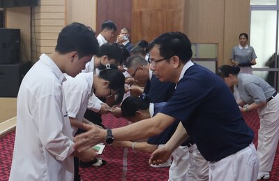 The tuition support is given in one-time cash to students. Photo: Hai Duong Provincial Portal