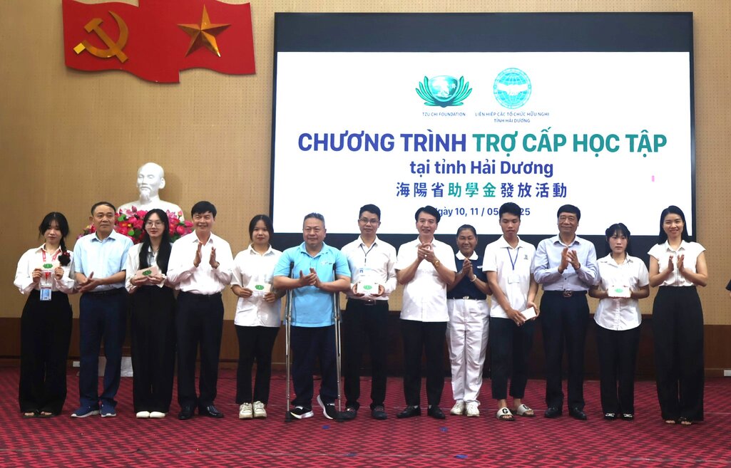 Dai dien lanh dao Lien hiep cac to chuc huu nghi tinh va to chuc Tzu Chi trao hoc bong cho sinh vien tai Hai Duong. Anh: Cong TTDT tinh Hai Duong