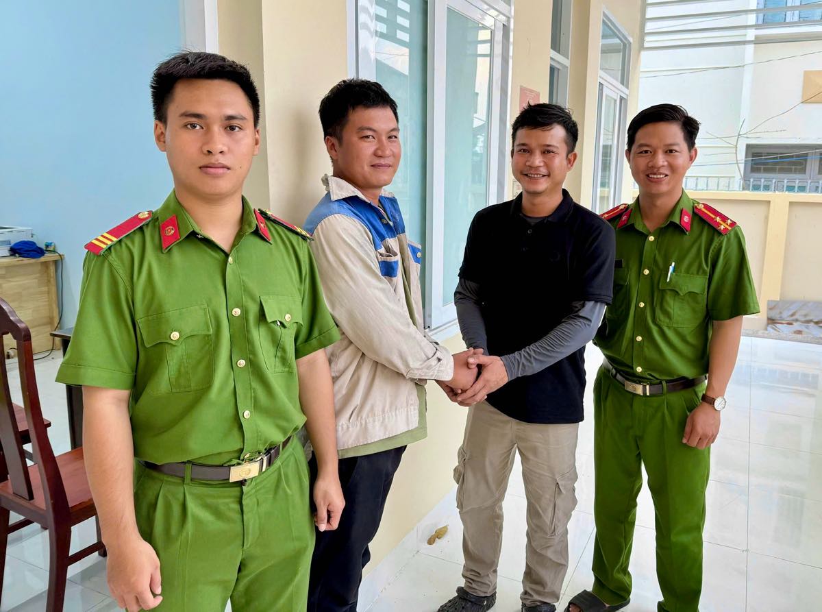 Phia ben chuyen khoan nham cam on cong an va chu tai khoan nhan so tien chuyen nham. Anh: Cong an