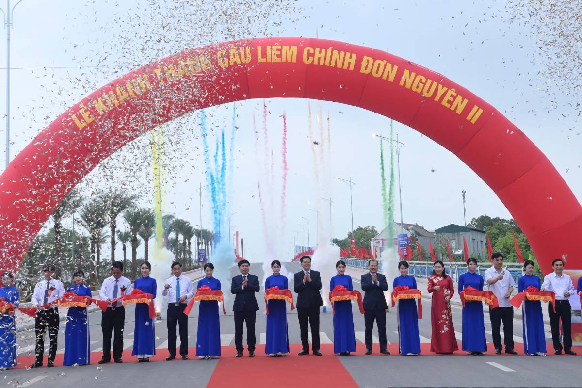 Deputy Prime Minister Mai Van Chinh and delegates cut the ribbon to inaugurate the Liem Chinh Bridge Construction Investment Project Unit II. Photo: Ha Vi