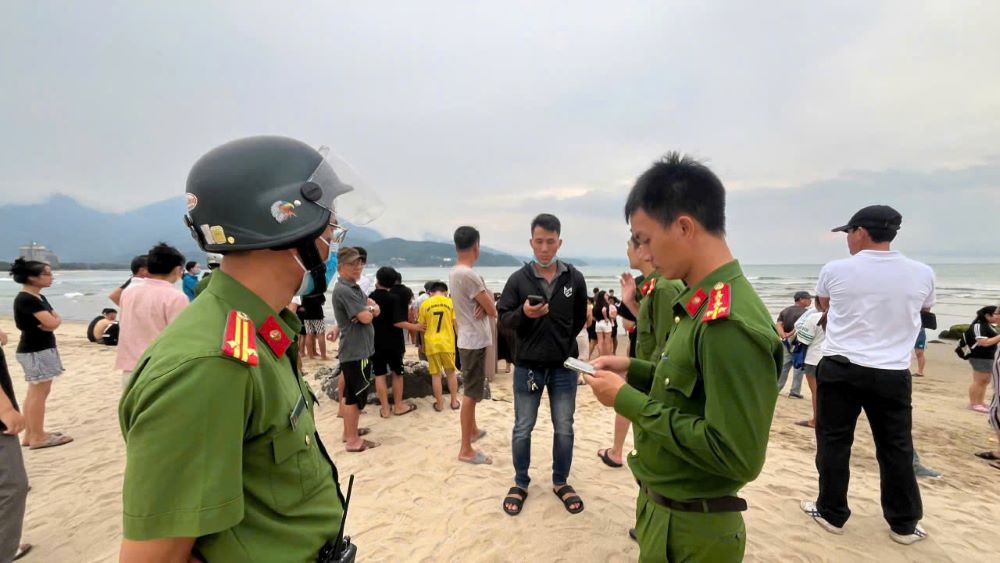Verify the identities of 2 children who drowned in Nam O beach, Da Nang. Photo: PN