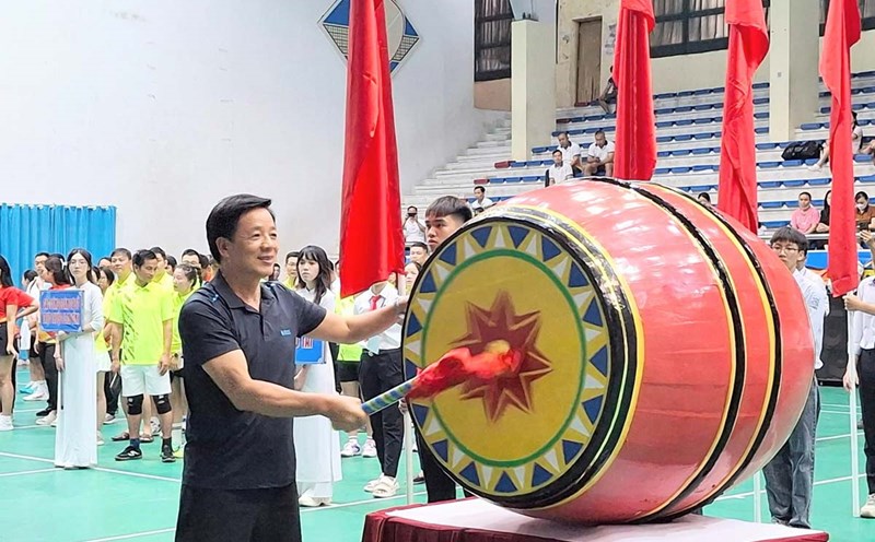 Mr. Nguyen Van Hoi, Chairman of the Quang Ninh Provincial Fatherland Front Committee, rang the Trumpet to open the Festival. Photo: Quang Ninh Labor Federation