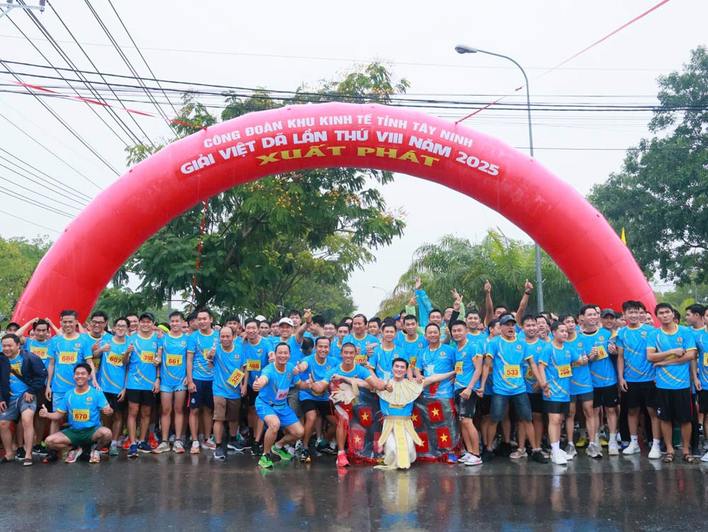 Los trabajadores se esforzaron por la VIII edicion de la Vietnamita en 2025 organizada por el Sindicato de la Zona Economica de Tay Ninh. Imagen de Huy Dung
