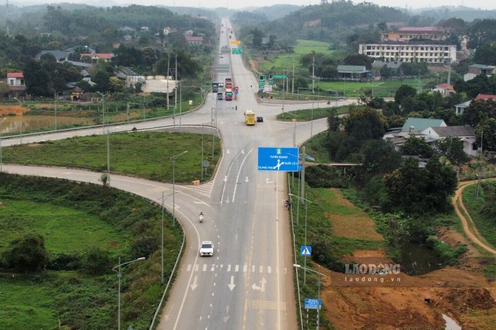 Diem cuoi cao toc Tuyen Quang - Phu Tho tai xa Ha Loc, thi xa Phu Tho. Anh: To Cong.