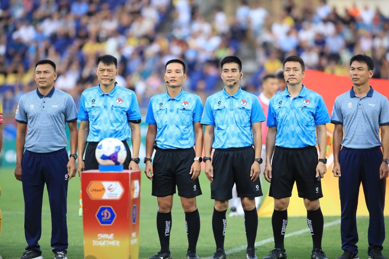 4th referee Nguyen Kim Viet Bao (3rd from left) in the match between Song Lam Nghe An and Hanoi. Photo: Minh Dan