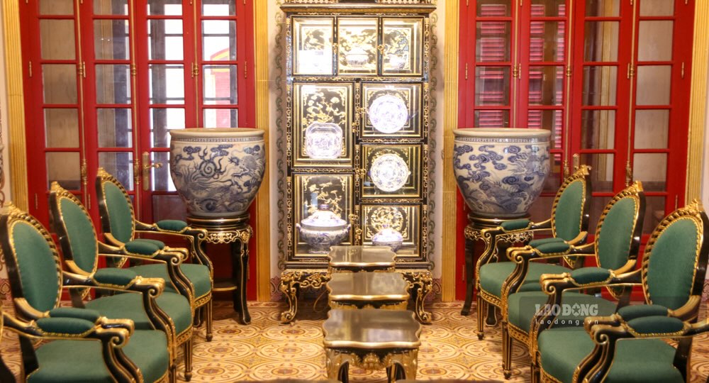 Trung tam Bao ton di tich Co do Hue trung bay nhieu hien vat ve doi song sinh hoat thuong nhat cua cac vua Khai Dinh, Bao Dai cung gia dinh vua Bao Dai tai lau Kien Trung de du khach co the ngam nhin moi khi ghe tham cung dien nay.
