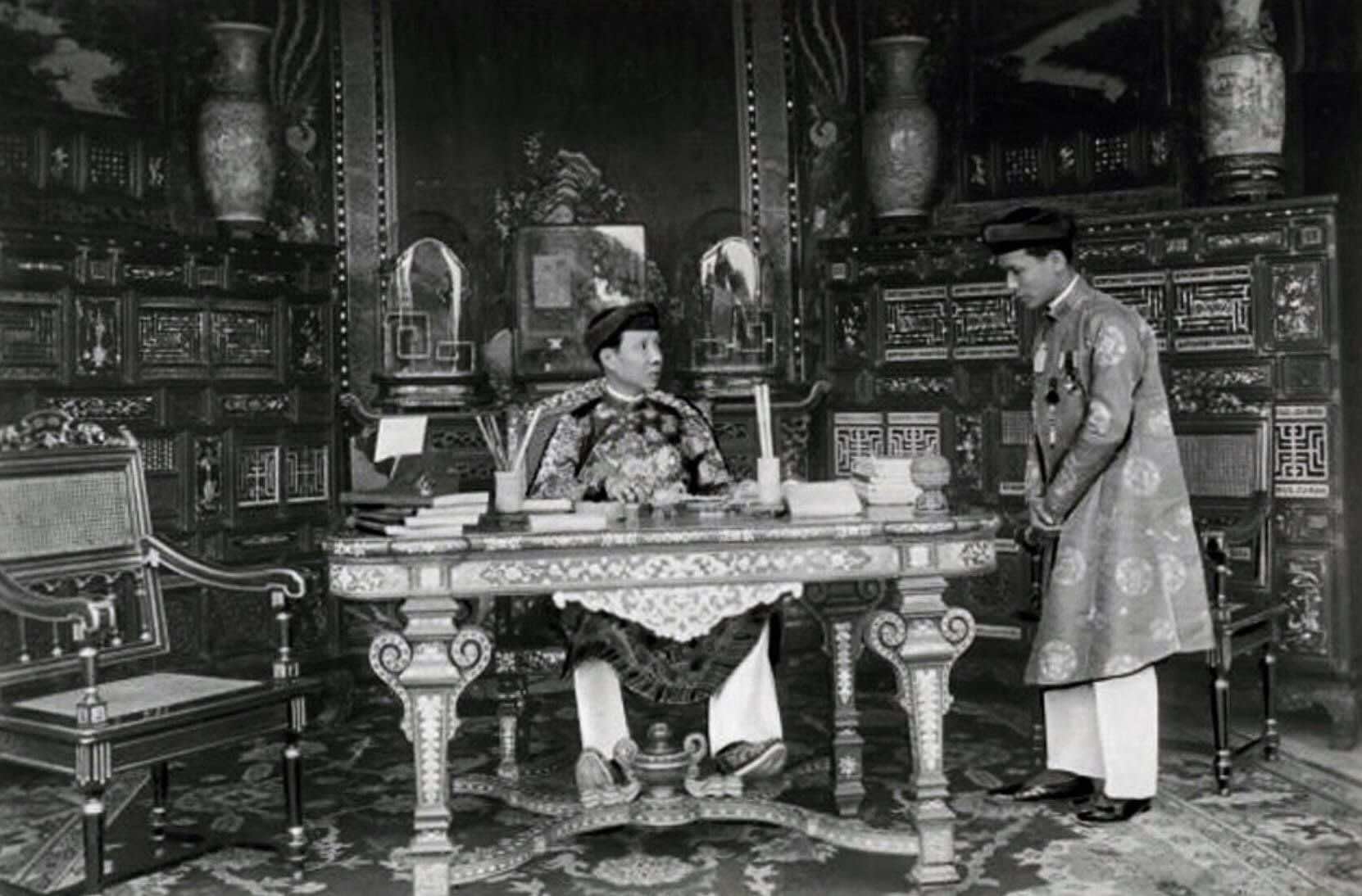Ngoi dien duoc khoi cong xay dung vao thang 2.1921 den nam 1923 hoan tat voi tong dien tich mat nen hon 1.000m2. Dien Kien Trung la noi vua Khai Dinh va Bao Dai sinh hoat va lam viec (nguoi ngoi la vua Khai Dinh). Anh tu lieu Trung tam Bao ton di tich Co do Hue.
