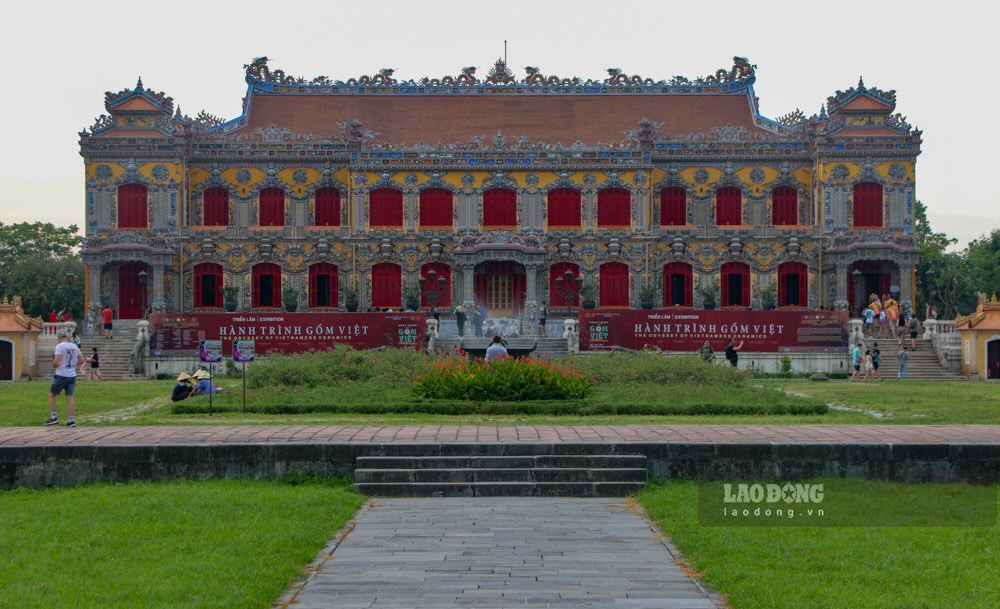 Tuy nhien, vao nam 1947, cong trinh da bi chien tranh pha huy va tro thanh phe tich. Nam 2019, Trung tam Bao ton di tich Co do Hue da khoi dong du an phuc dung dien Kien Trung, voi tong kinh phi hon 123 ti dong. Cong trinh hoan thanh vao dau nam 2024 (dien Kien Trung sau phuc dung).