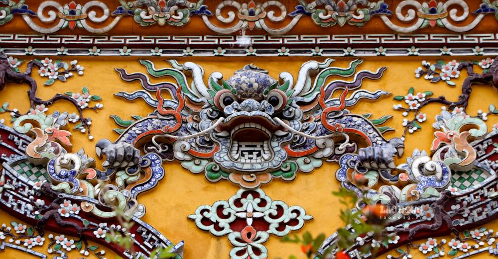 Dien Kien Trung noi bat boi cac chi tiet trang tri hoa van, hoa tiet mang dam ban sac cua kien truc cung dinh.