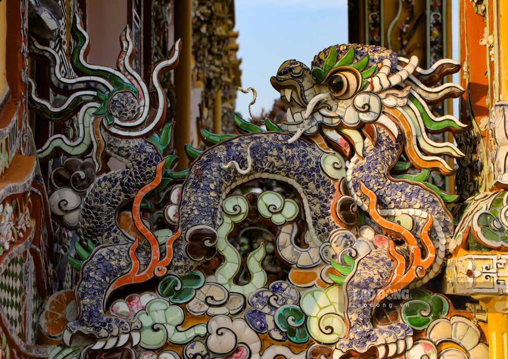Tu vat lieu xay dung den cac kieu thuc chi tiet kien truc, hoa van trang tri theo cac de tai truyen thong mang nang dau an cua vua Khai Dinh.