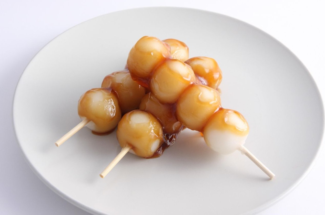 Mitarashi Dango rice cake is very popular with young children. Photo: Quoc Chung
