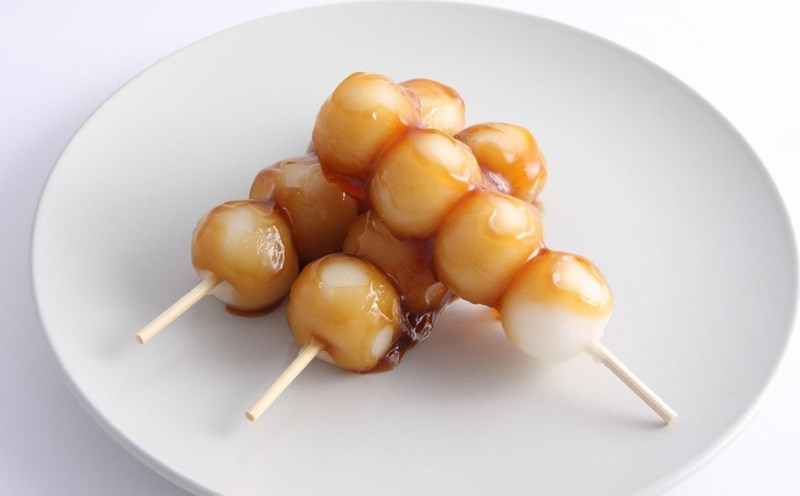 Mitarashi Dango rice cake is very popular with young children. Photo: Quoc Chung