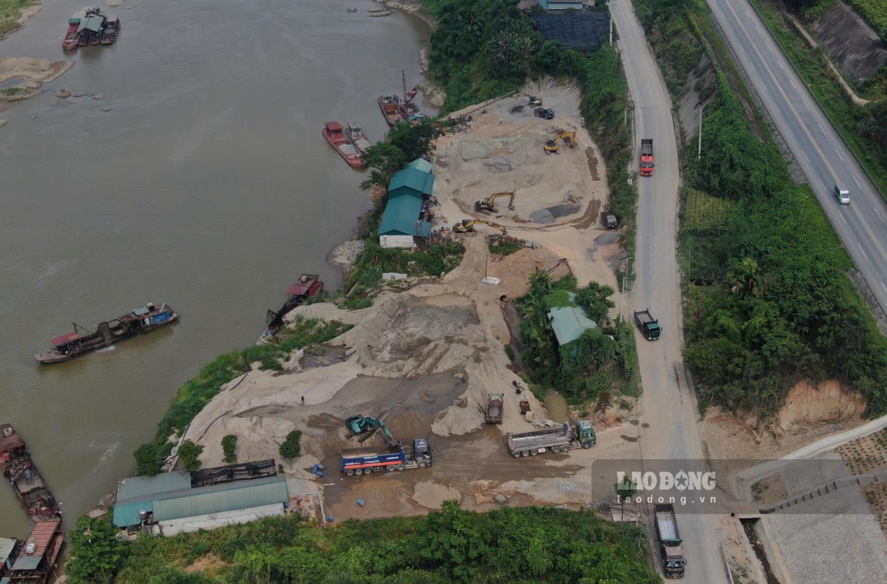 Khu vực thôn An Hòa, xã An Thịnh tập trung nhiều bãi tập kết cát quy mô lớn. Ảnh: Văn Đức.