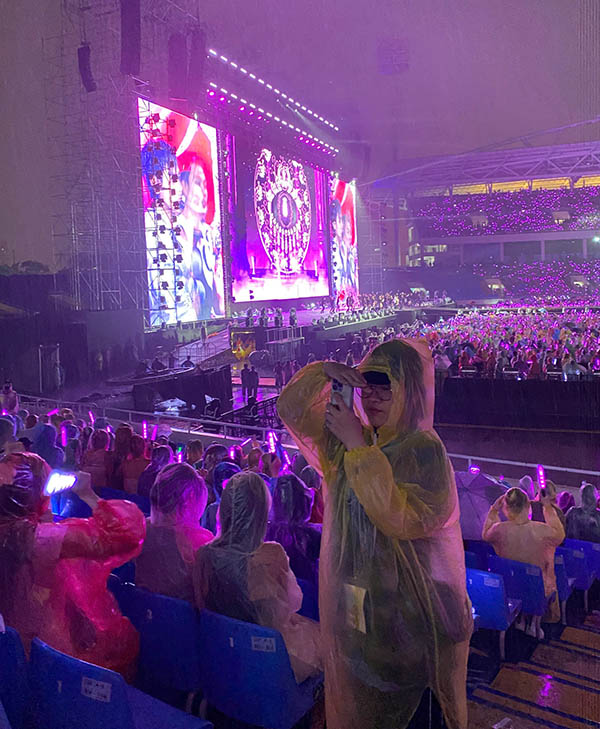 Khan gia vua ho het, hat theo, vua tranh thu chup anh ky niem tai concert cuoi cung cua Anh trai say hi mua 1. Anh: Mi Lan