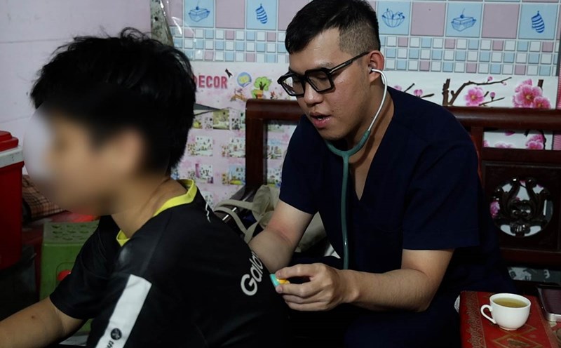 Free medical examination, giving love to disadvantaged children in Hanoi