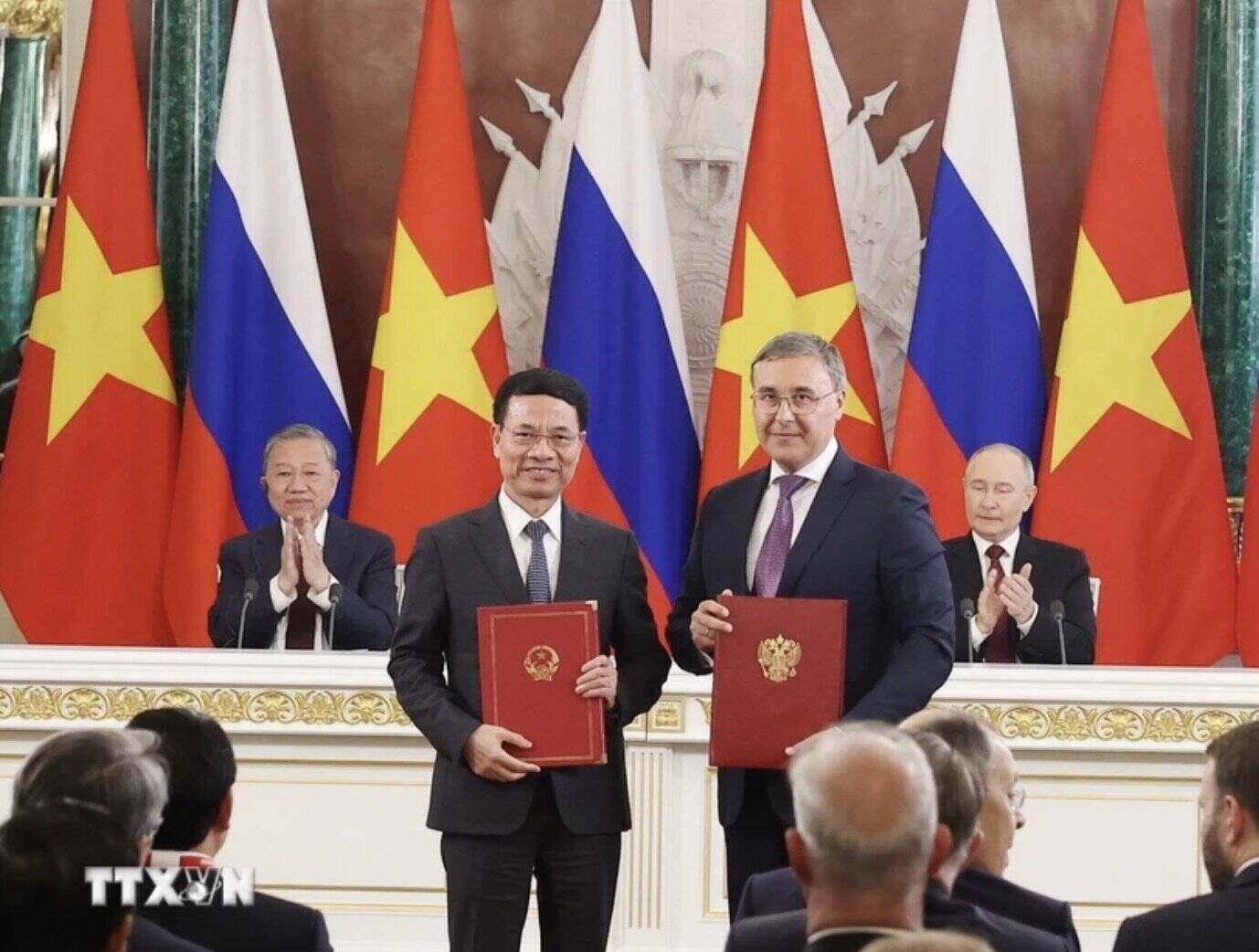 General Secretary To Lam and President Vladimir Putin witnessed the exchange of agreements between the two Ministries of Science and Technology on cooperation in selecting topics and research projects for Vietnam - Russia science and technology. Photo: VNA