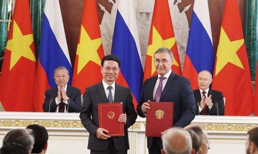 Tổng Bí thư Tô Lâm và Tổng thống Vladimir Putin chứng kiến trao Thỏa thuận giữa 2 Bộ Khoa học và Công nghệ về hợp tác cùng tuyển chọn các đề tài, dự án nghiên cứu khoa học và công nghệ Việt - Nga. Ảnh: TTXVN