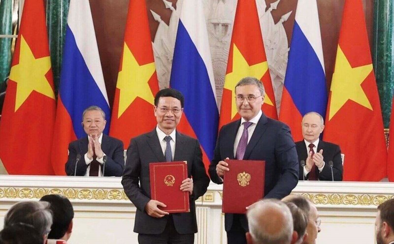 General Secretary To Lam and President Vladimir Putin witnessed the exchange of agreements between the two Ministries of Science and Technology on cooperation in selecting topics and research projects for Vietnam - Russia science and technology. Photo: VNA